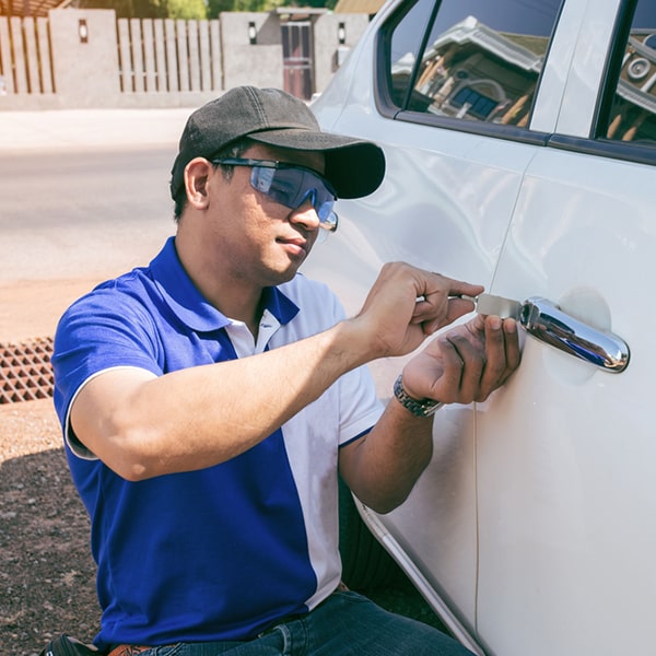 cerrajería de autos ofrece servicios de apertura de puertas, duplicado de llaves, y reemplazo de cerraduras, entre otros